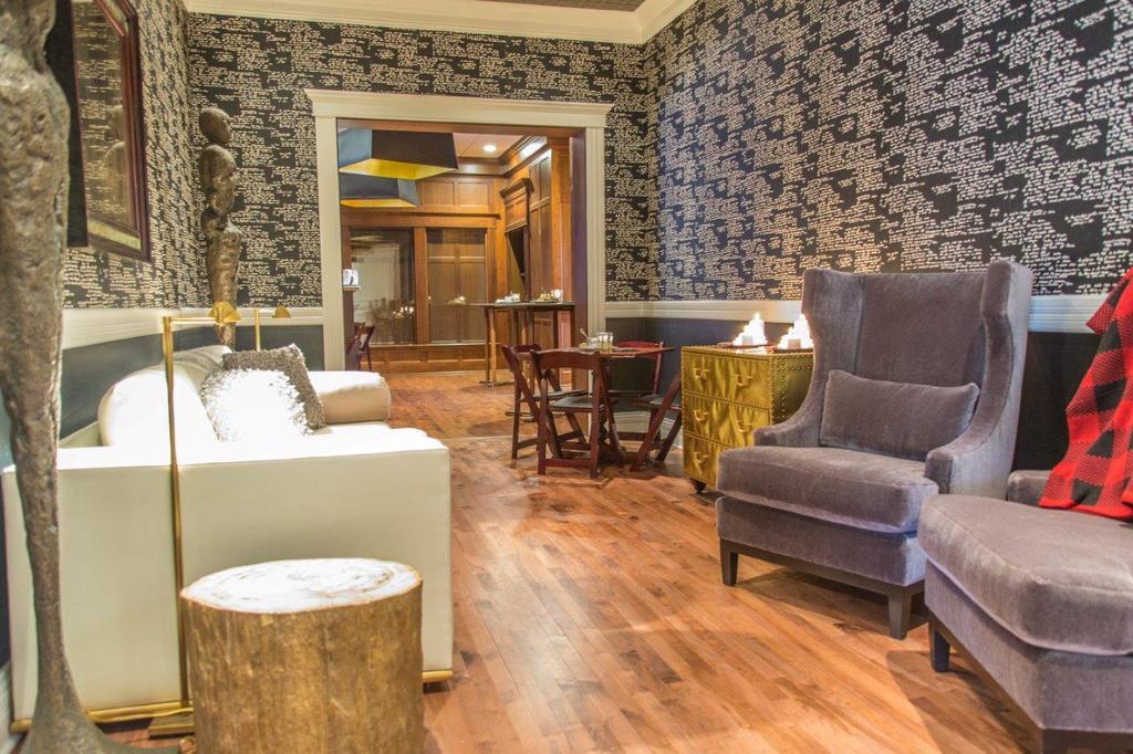 The Delafield Hotel Bagian luar foto