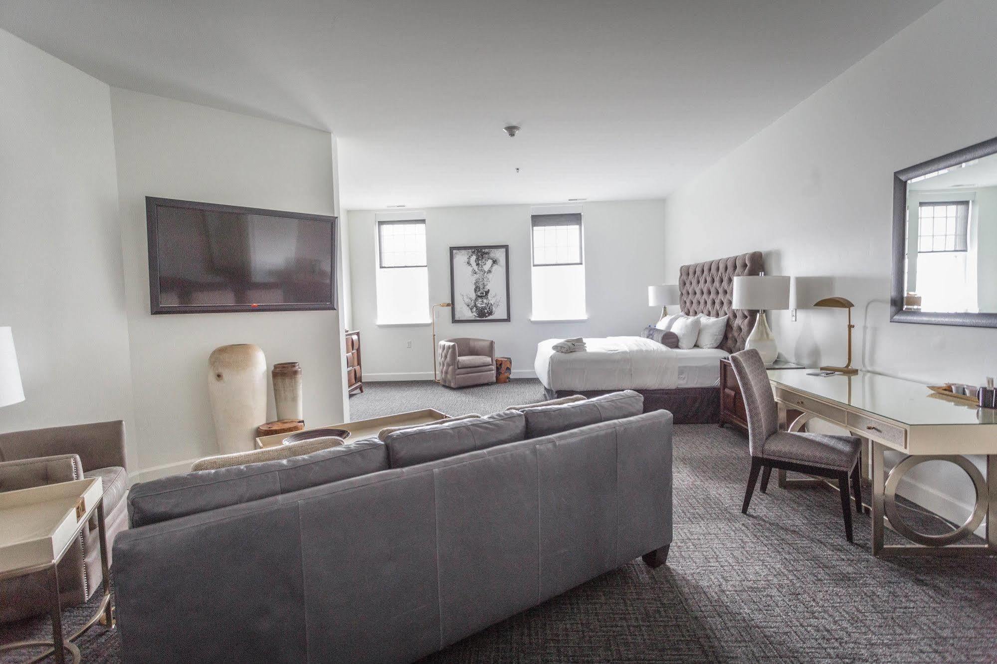 The Delafield Hotel Bagian luar foto