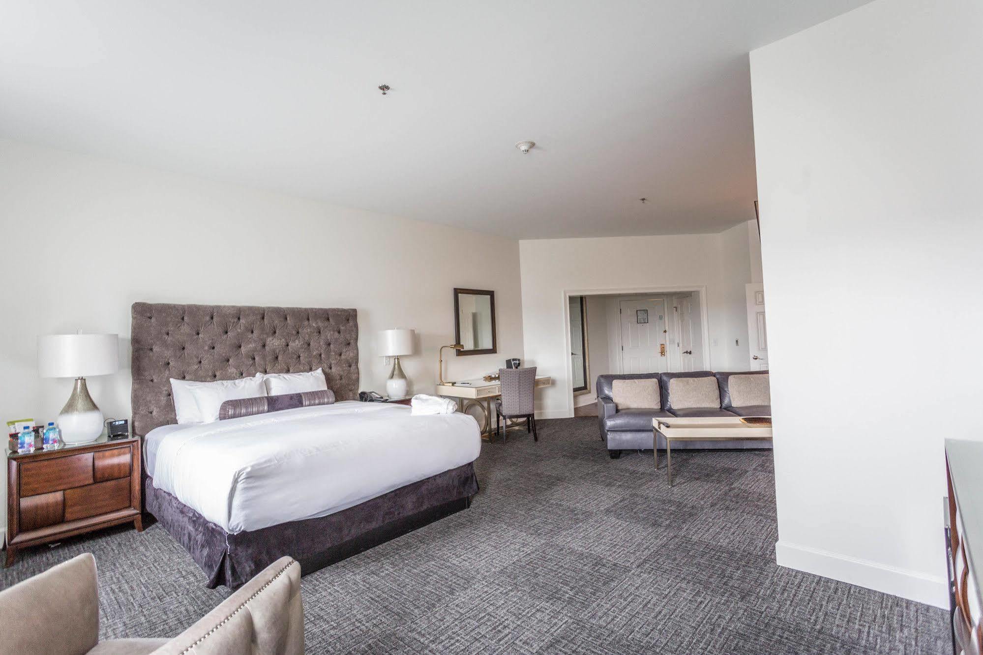 The Delafield Hotel Bagian luar foto