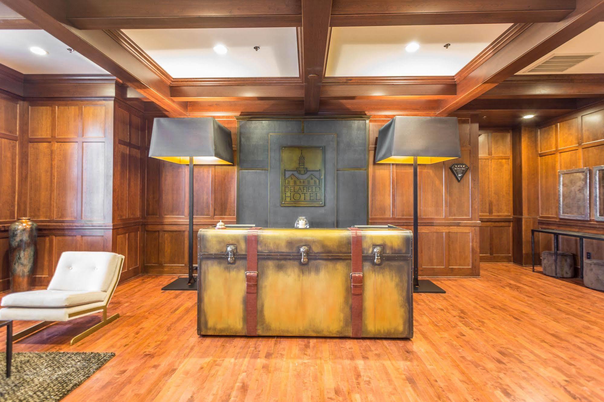 The Delafield Hotel Bagian luar foto