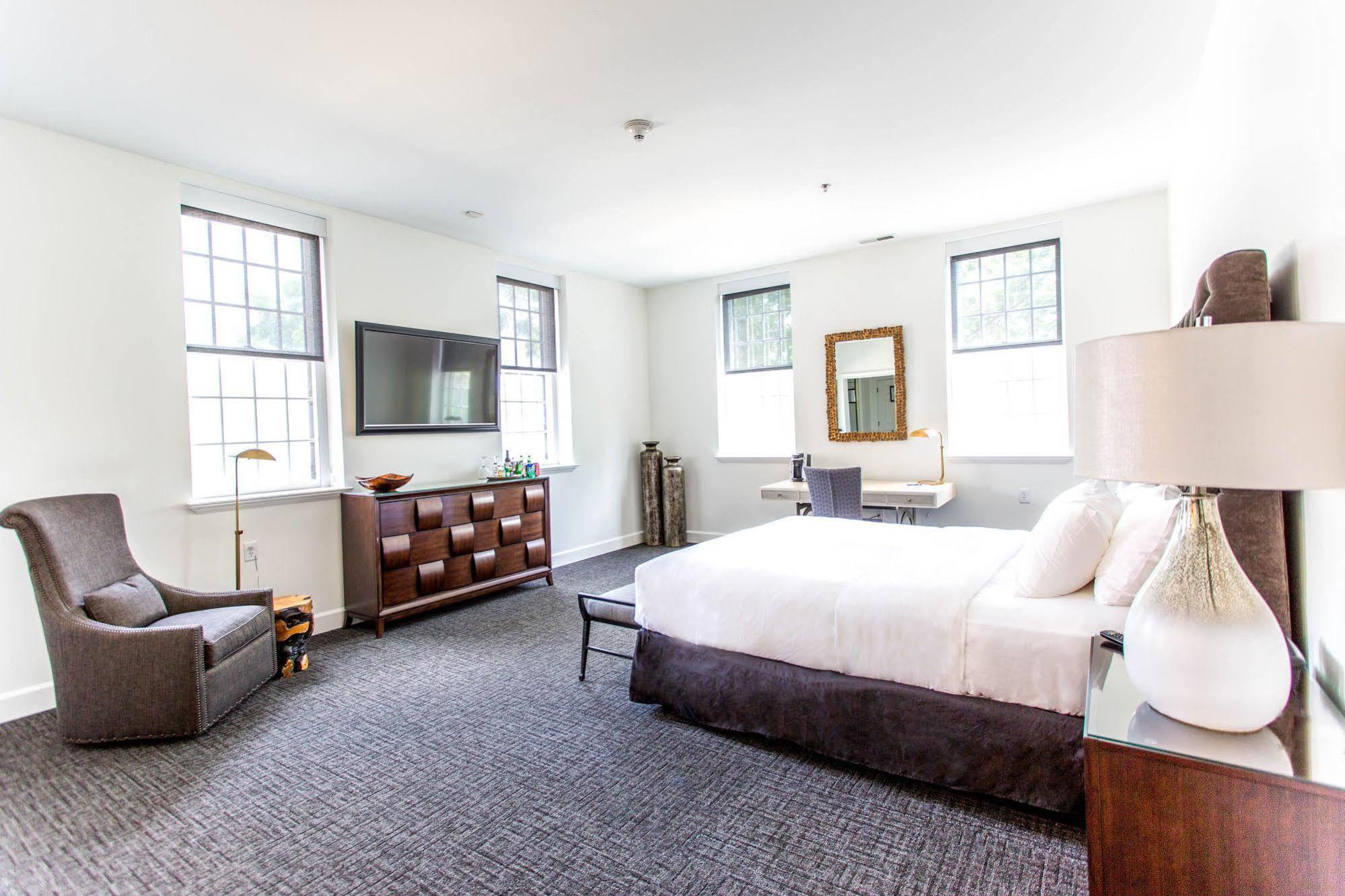 The Delafield Hotel Bagian luar foto