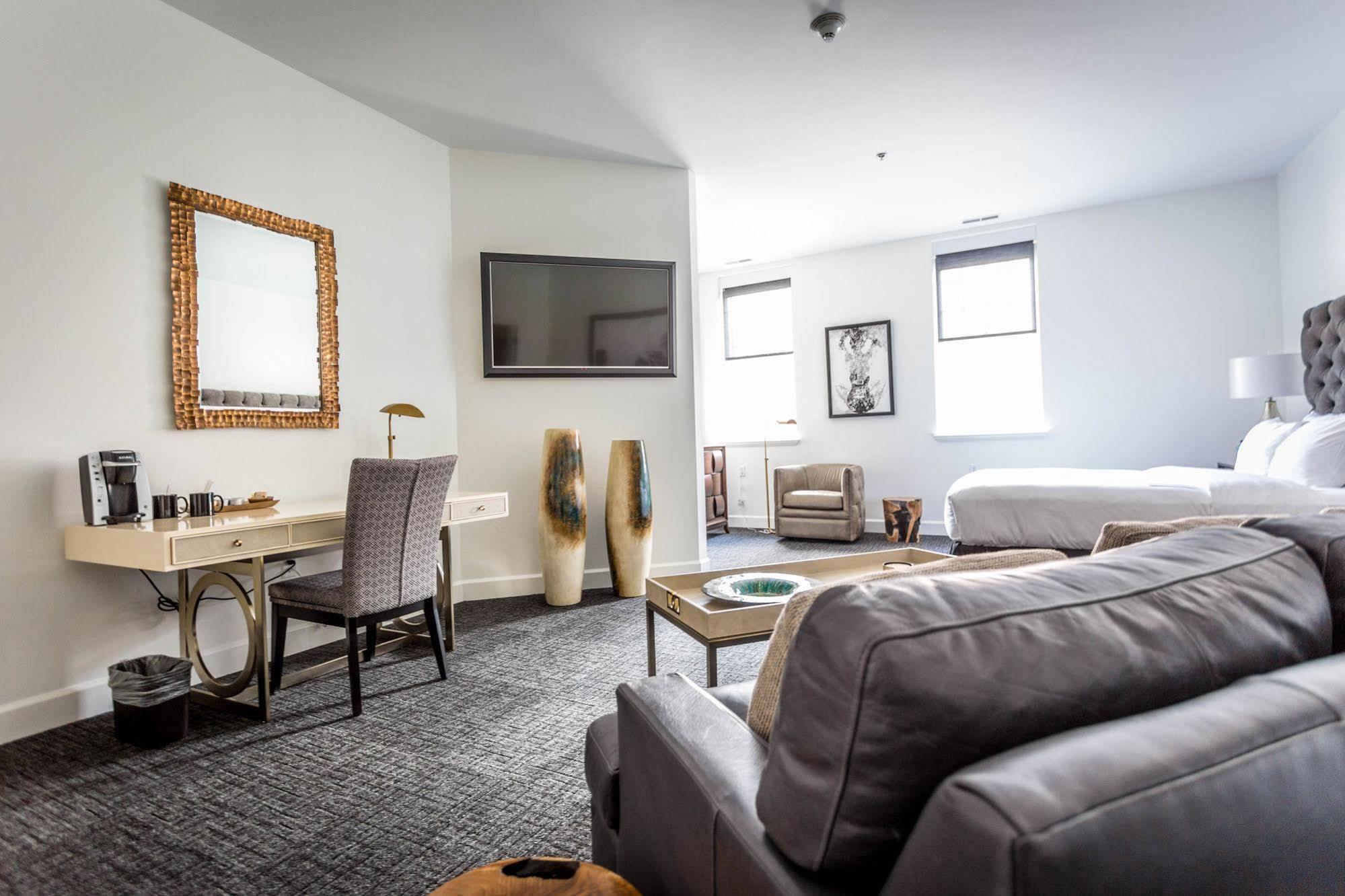 The Delafield Hotel Bagian luar foto