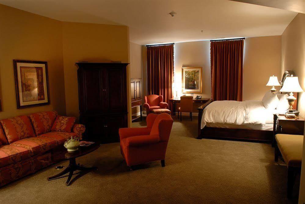 The Delafield Hotel Bagian luar foto